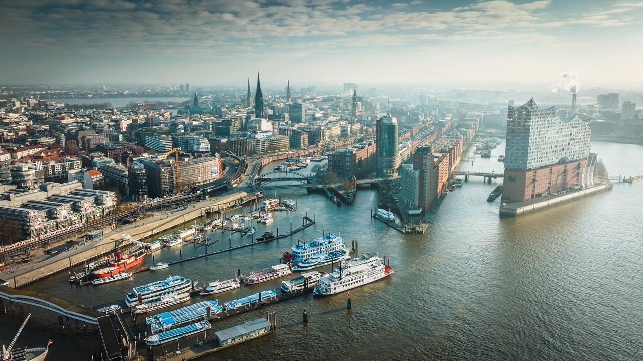 Luftaufnahme des Hamburger Hafens mit Elbphilharmonie, Landungsbrücken und Innenstadt.